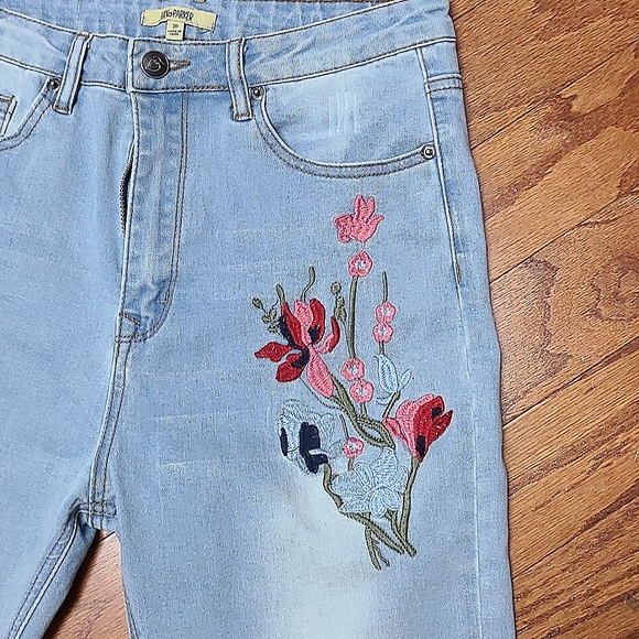 Embroidered Skinny jeans with frayed hems. Sz 30 waist - Picture 2 of 6